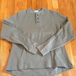 Green Long Sleeve Tee with Soft Fabric and Casual Style
